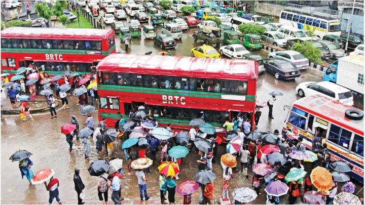 সকালে হঠাৎ বৃষ্টি ভোগান্তিতে ঢাকার অফিসগামী মানুষ